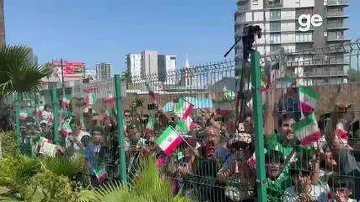 بدرقه ویژه هواداران مقابل هتل تیم ملی در مکزیک به سمت آمریکا