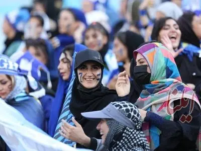 ویدیو: تشویق تماشاگران خانم استقلالی روی سکوهای آزادی