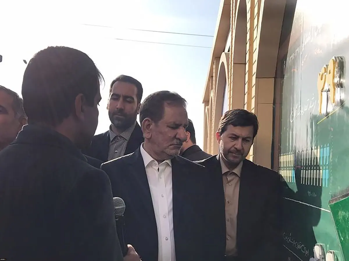 بازدید دکتر جهانگیری از غرفه صندوق در همایش ملی روز روستا و عشایر