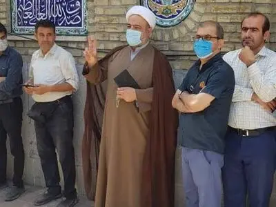 رسایی در مسجد لرزاده رای خود را به صندوق انداخت