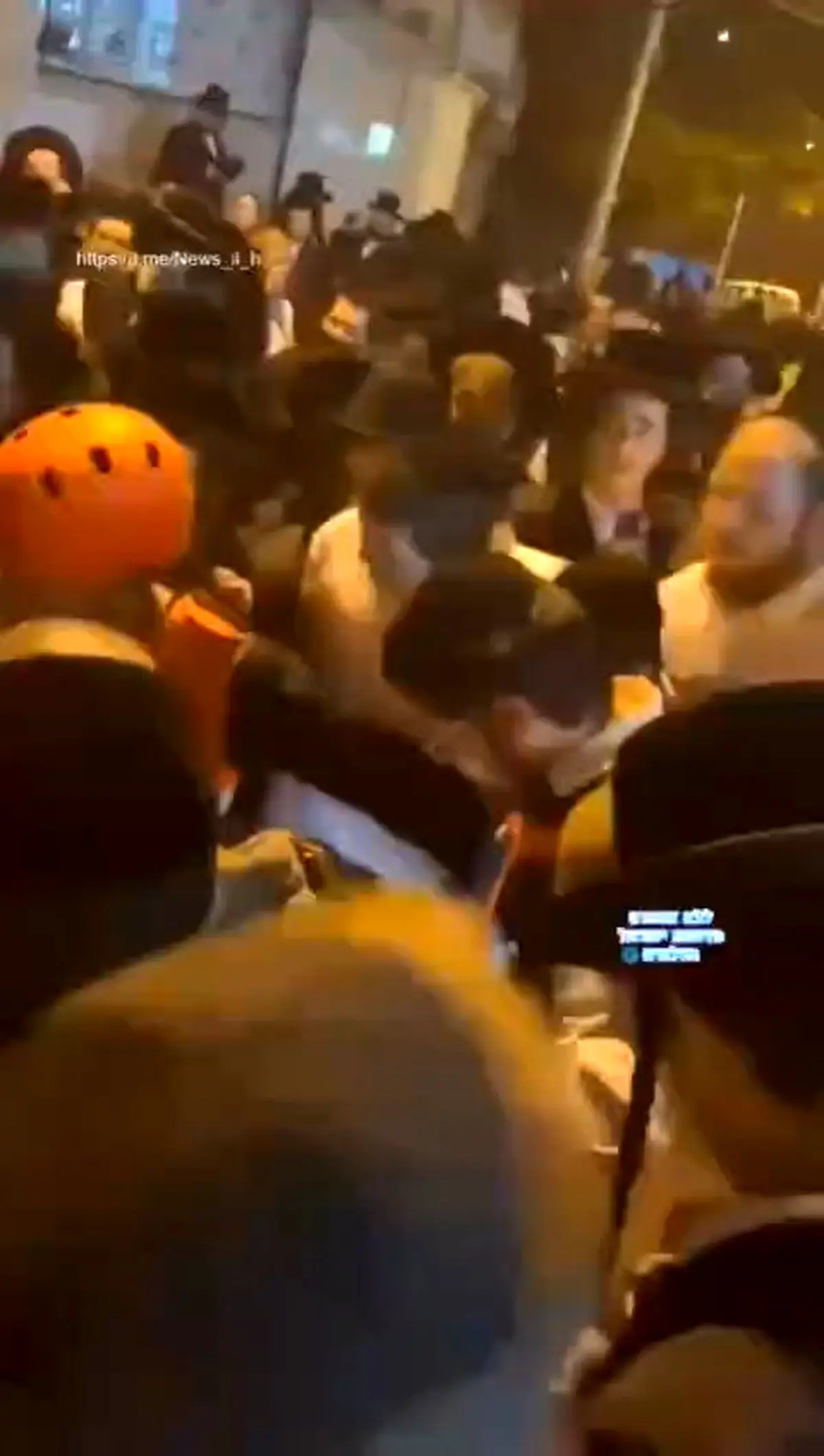 چالش نیروهای امدادی رژیم با گلّه‌ای از صهیونیست‌های وحشت‌زده در نزدیکی یکی از محل‌های اصابت موشک + فیلم