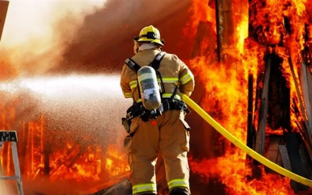 مصدومیت یک کارگر در حادثه آتش‌سوزی 