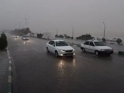 فراگرفتن مه غلیظ و بارندگی شدید در جاده‌های استان مرکزی 