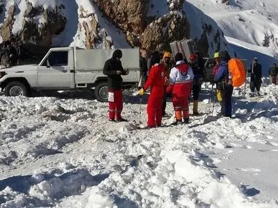 نجات جان یک کولبر از کولاک و برف در ارتفاعات اورامان/ مصدوم شدن دو نفر از امدادگران