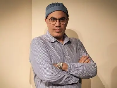 نمایش «مرغ دریایی» روی صحنه می‌آورد