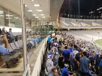 ویدیو: شعار هواداران استقلال علیه اسکوچیچ و تشویق کی‌روش