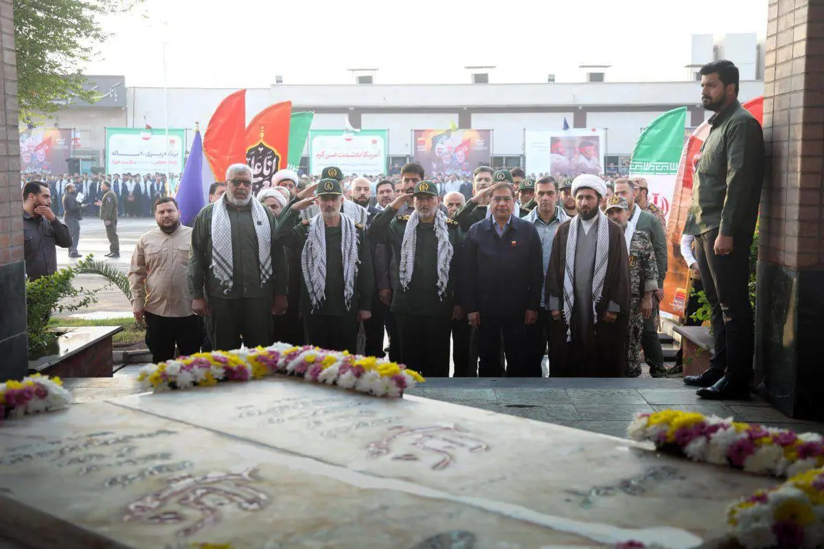 باید امروز با چشمان بیدار، اقدامات دشمن را رصد کنیم