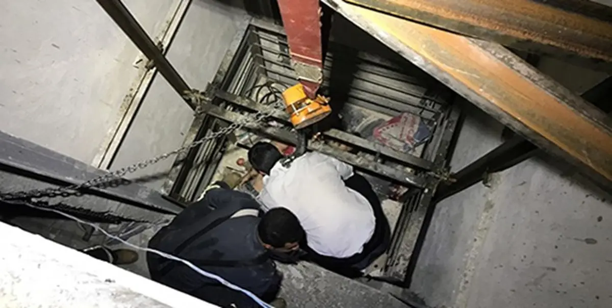 سقوط زن میانسال روی سقف آسانسور در بولوار اقدسیه مشهد