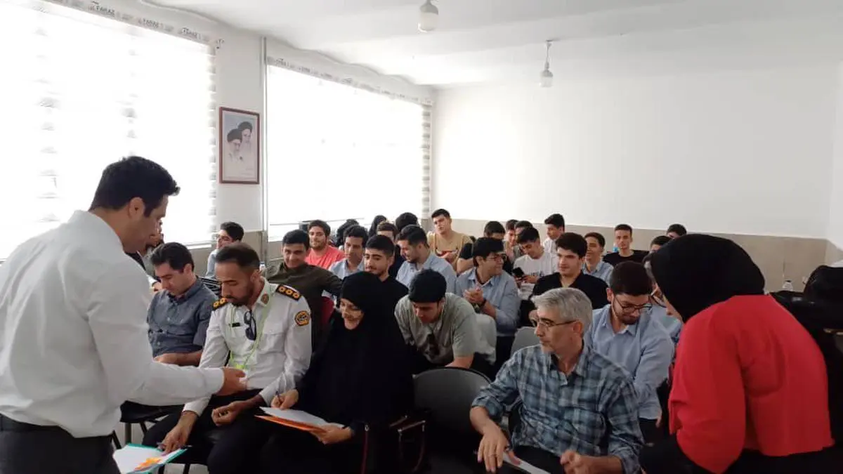 رویداد حل مسئله ترافیکی «ایمناتک» با حضور دانشآموزان هنرستان حمزه سیدالشهدا برگزار شد