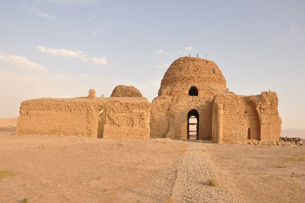 رطوبت دیوارهای کاخ سروستان، سرعت فرسایش آن را افزایش می‌دهد