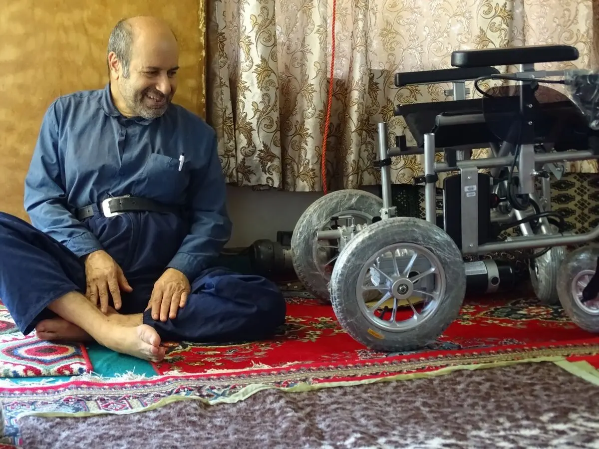 گذرگاه زندگی "عمو سیفعلی" با تامین ویلچر برقی هموار شد