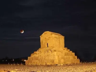 تیرهای برق، یکی بعد از دیگری در عرصه‌ پاسارگاد سربرمی‌آورند
