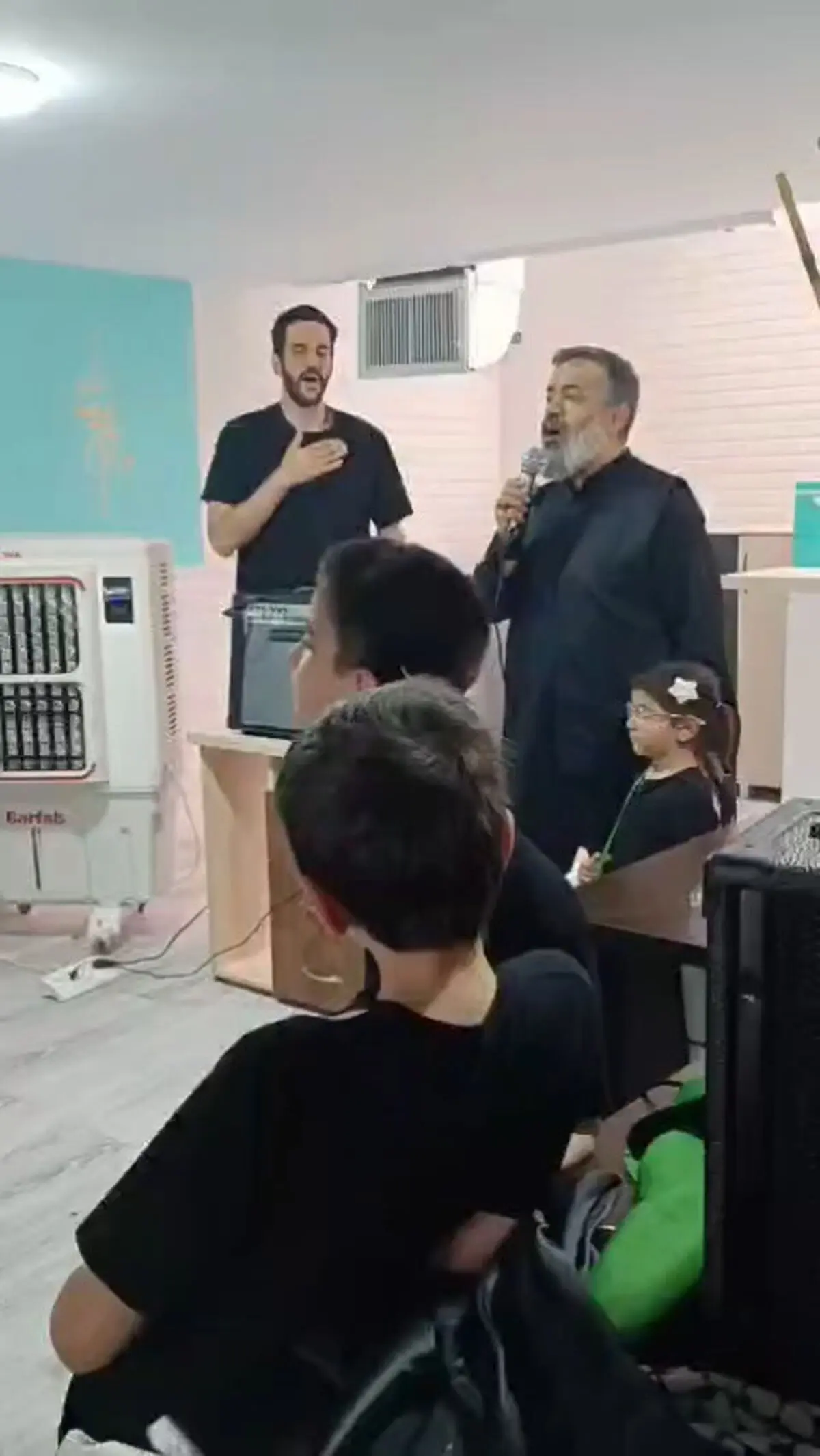 هم‌نوایی کودکانه با صدای حاج محمود کریمی در عزای سالار شهیدان + فیلم