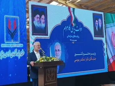 کارآفرینان و تولیدکنندگان در سنگر تولید و اقتصاد کشور فعالیت می‌کنند