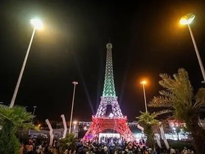 تصاویری از نصب برج نمادین ایفل در جزیره کیش
