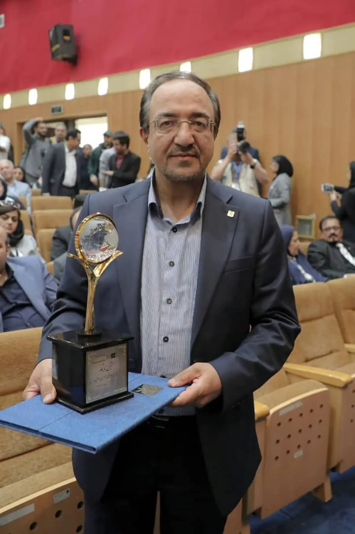 تندیس افتخار ایران اکسپو 2025 به بانک صنعت و معدن رسید
