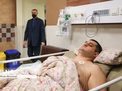 عیادت وزیر امور خارجه از مصدومان حادثه تهاجم به سفارت آذربایجان