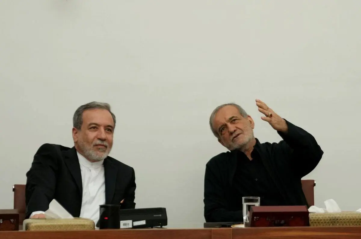 Pezeshkian's surprise visit to Foreign Ministry