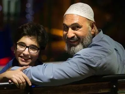 حمید فرخ‌نژاد و پسرش در پشت صحنه گشت ارشاد 2+عکس