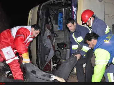 واژگونی اتوبوس زائران پاکستانی کربلا/ ۱۸ تن راهی بیمارستان شدند