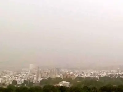 شیراز در محاصره گرد و خاک/ توده ریزگردها به سمت جنوب فارس حرکت می کند/ تداوم وزش باد تا پایان هفته