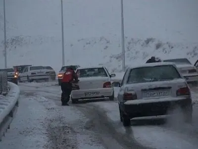 وجود یخ‌زدگی و لغزندگی در برخی محورهای مواصلاتی استان سمنان / همراه داشتن زنجیرچرخ الزامی است