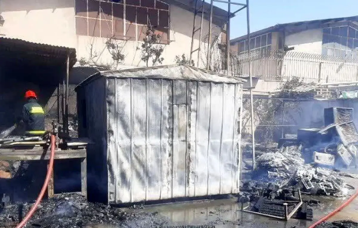 مصدومیت دو کارگر در آتش‌سوزی کارخانه «کولرسازی پاکدشت» 