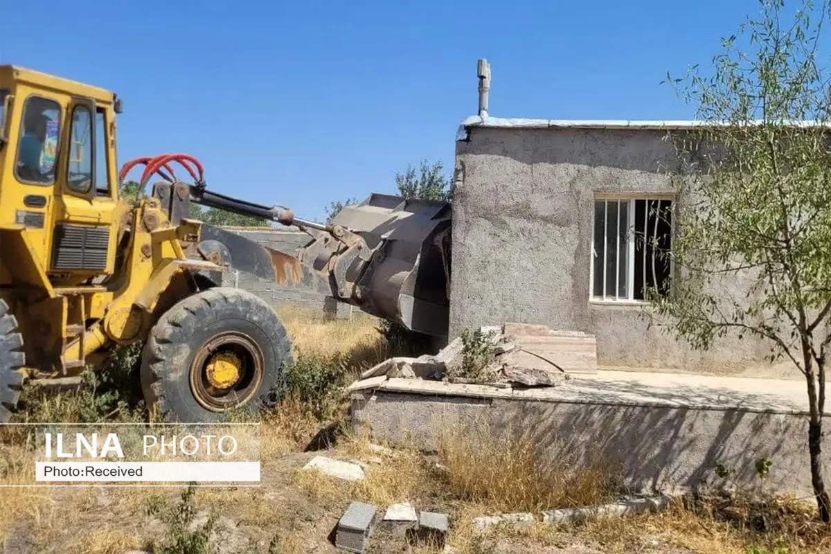 ۱۲  ساخت و ساز غیرمجاز در اراضی کشاورزی بوئین‌زهرا تخریب شد