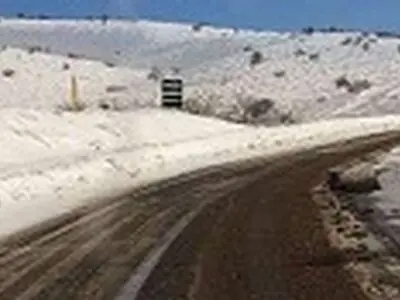 تلاش راهداران گیلانی برای بازنگه داشتن راهها / ارتفاع برف تا ۵۰ سانتی متر