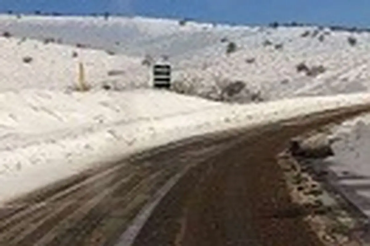 تلاش راهداران گیلانی برای بازنگه داشتن راهها / ارتفاع برف تا ۵۰ سانتی متر