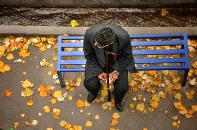 یک کارگر ساختمانی بازنشسته: حقوقم ۱۰ میلیون و ۵۰۰ هزار تومان است/ مدت‌هاست گوشت از سفره‌های ما حذف شده