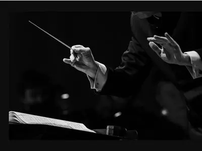 ارکستر پرسپولیس روی صحنه می‌رود