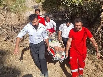 مصدومیت یک کارگر الموتی بر اثر سقوط از درخت انار