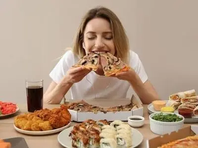 مغز چگونه شما را به پرخوری وادار می‌کند؟