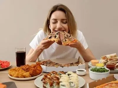 مغز چگونه شما را به پرخوری وادار می‌کند؟