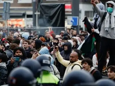 نتانیاهو هنوز از سیلیِ حامیان فلسطین در آمستردام گیج است/ شعارِ حمایت از زنانِ ایرانی از سوی قاتلِ چند هزار زن در نوار غزه مضحک است! 