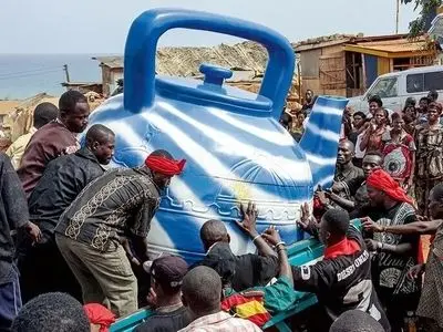 مردمی که عجیب ترین تابوت‌ های جهان را دارند؛ حمل میت داخل قوری! + عکس