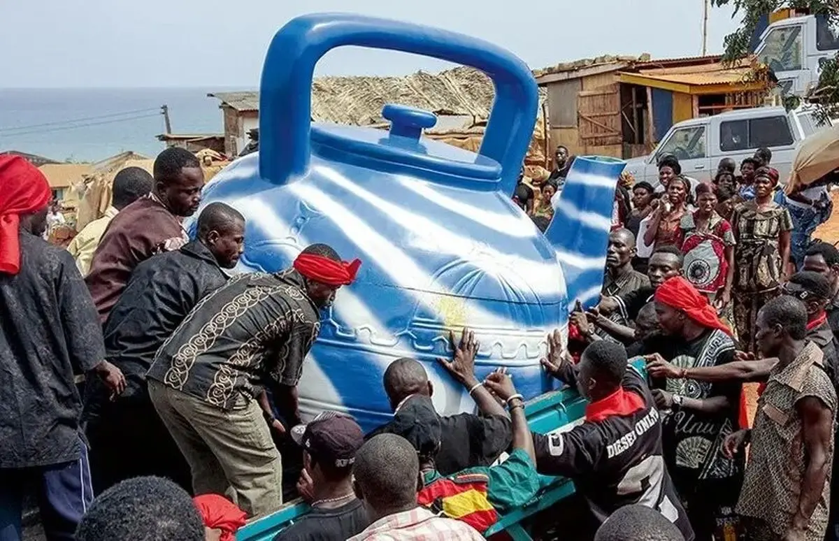 مردمی که عجیب ترین تابوت‌ های جهان را دارند؛ حمل میت داخل قوری! + عکس