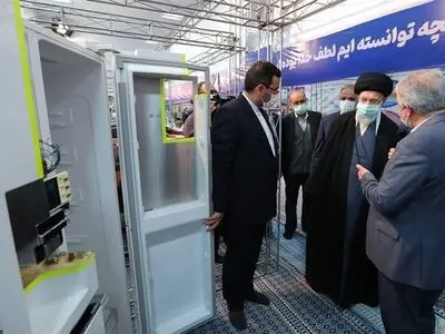 قائد الثورة الإسلامیة یتفقد معرض المنجزات الصناعیة 