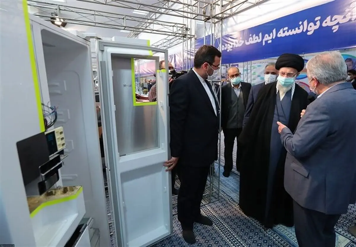 قائد الثورة الإسلامیة یتفقد معرض المنجزات الصناعیة 
