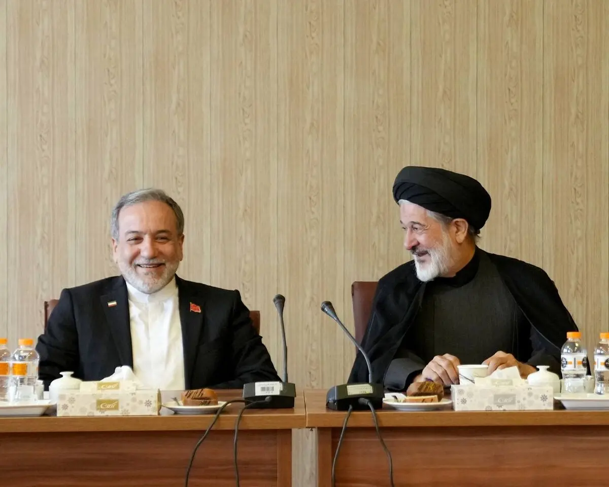 نشست هم‌اندیشی جمعی از اساتید حوزه علمیه قم با وزیر امور خارجه
