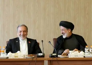 نشست هم‌اندیشی جمعی از اساتید حوزه علمیه قم با وزیر امور خارجه
