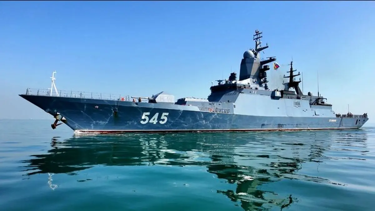 پهلوگیری ناو بالگردبر استویسکی روسیه در منطقه یکم‌امامت نداجا