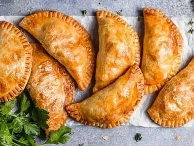 پیراشکی گوشت؛ از طرز تهیه تا روش پیچیدن