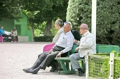 آپارتمان نقلی بازنشستگان نشانه «رفاه» نیست/ ما در خرید یک ورق قرص فشار خون هم مشکل داریم!