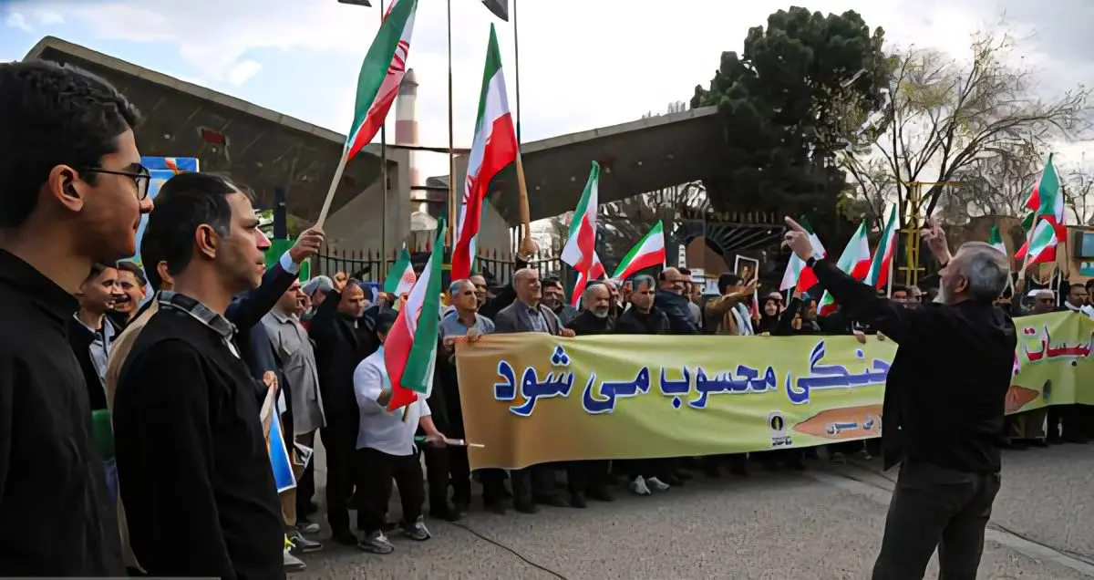 تشکیل زنجیره انسانی در نیروگاه حرارتی بیستون در حمایت از صنعت برق کشور