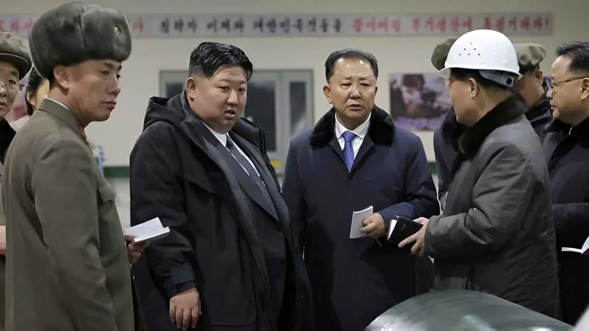 آزمایش موشک «سطح‌به‌هوا»ی دوربرد کره‌شمالی با نظارت کیم