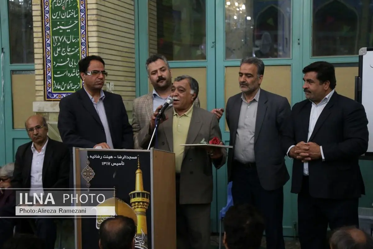 جشن بازنشستگی نقاش ساختمانی با سابقه قم با حضور کارگران