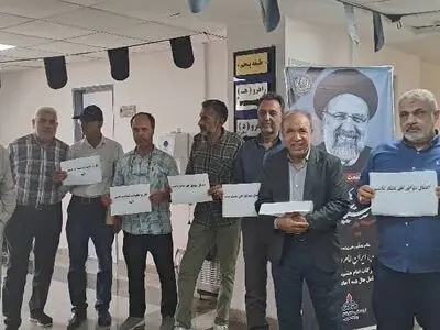 تجمع تعدادی از کارکنان رسمی شرکت ملی نفت ایران برای پیگیری مطالبات خدماتی و درمانی