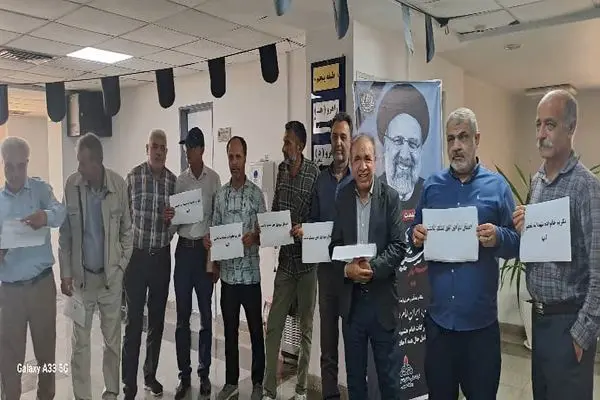 تجمع تعدادی از کارکنان رسمی شرکت ملی نفت ایران برای پیگیری مطالبات خدماتی و درمانی